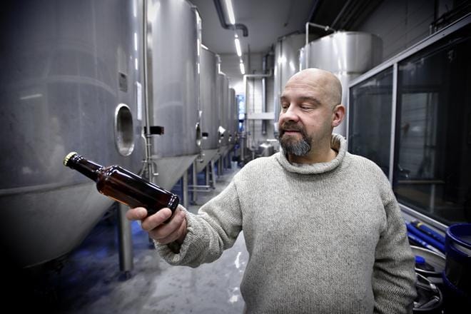 Seinäjokelaisen Mallaskosken Panimon tehtaanjohtaja Jyri Ojaluoma odottaa etikettejä pulloihin. Sen jälkeen ensimmäinen erä 5,2 prosenttista olutta pääsee lähtemään ruokakauppoihin. KUVA: TOMI KOSONEN