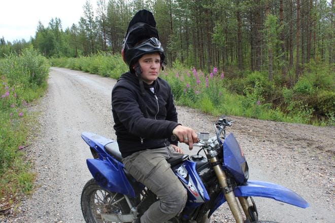 Mutkasta suoralle tieosuudelle ajanutta Roope Lindahlia odottikin yllätys: tiellä oli susi. Suden tassunjälkiä ei tienpinnassa enää ole jäljellä. KUVA: REIJO HEIKKILÄ