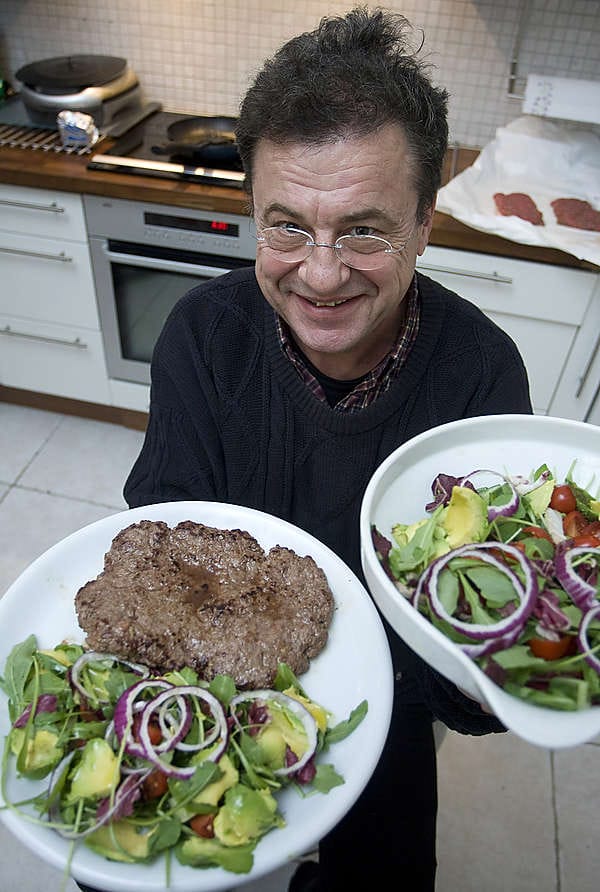 Raija Kara valitsee lautasmallin mukaisen lounaan leivän kera.