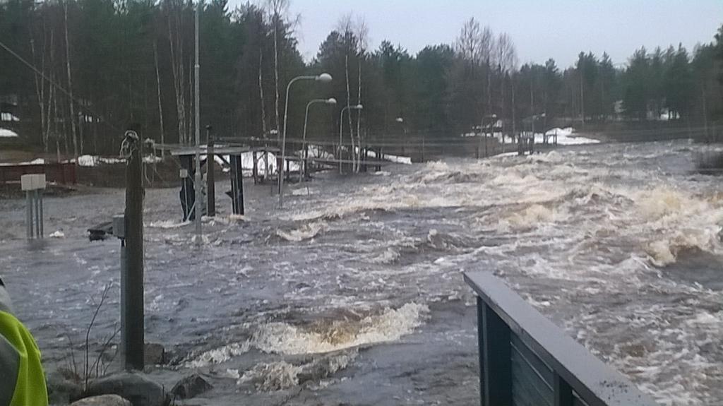 Taivalkoskella koskimelontaradalle ei ole menemistä, sillä vesi tulvii yli laitojen. Vesi virtaa niin vuolaana, että radan rakenteet ja esteet ovat täysin upoksissa.