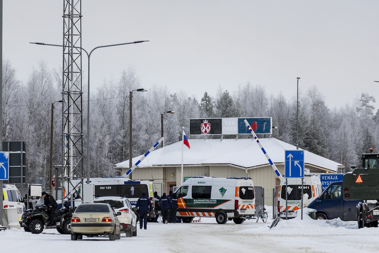 Vartiuksen raja-asemalla rajaliikennettä on viime päivinä rajoitettu useita kertoja rajalle saapuneiden turvapaikanhakijoiden vuoksi.