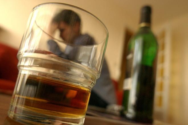 Alkoholin kulutus on yksi merkittävimmistä avioeroon johtavista syistä. Sanna Huikari selvitti tuoreessa väitöstutkimuksessaan alkoholin ja avioerojen välistä yhteyttä 23 OECD-maassa 50 vuoden aikana.