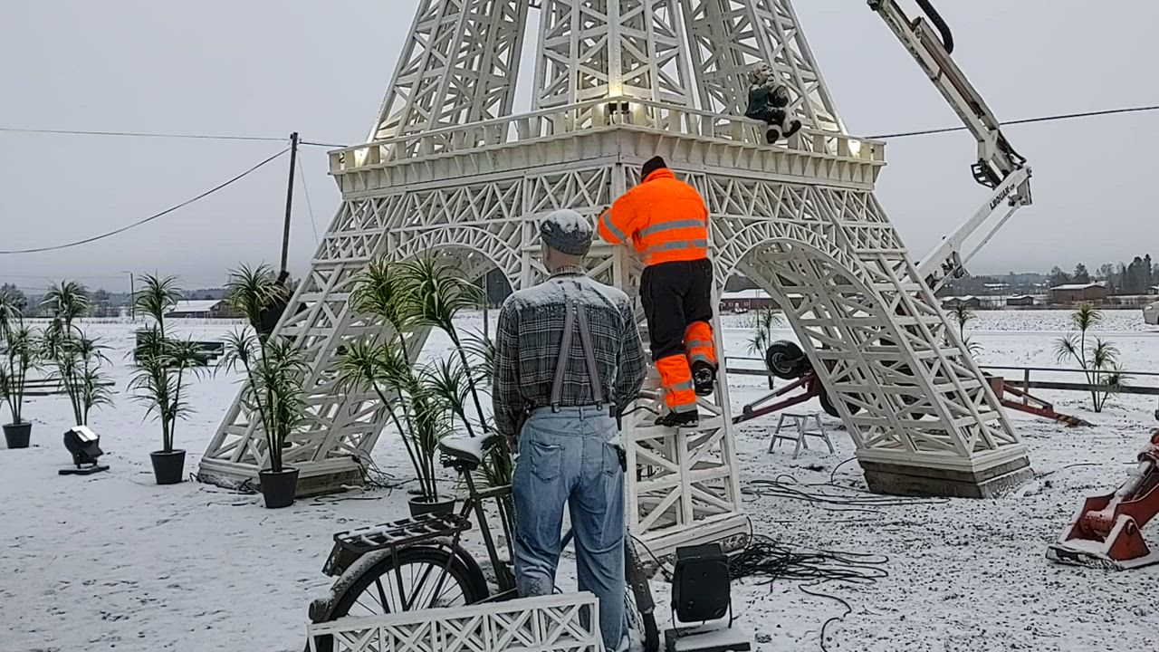 Pasi Keskisarjan hurja projekti huipentui lauantaina: 14-metrisen Eiffel-tornin ylin osa nostettiin paikalleen Nivalassa