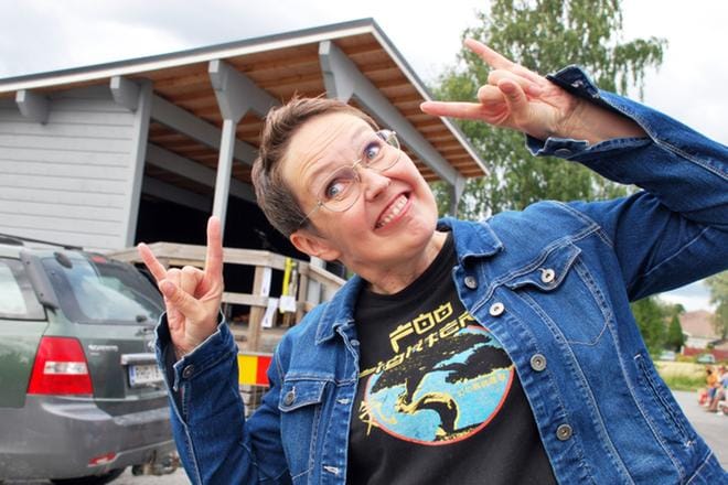 Karehtimisen suomenmestari Virpi Pajula-Nuydens oli yhtä hymyä voitostaan. Luksusmökkilomalle mahtuu mukaan monta ystävää. KUVAT: MINNA HIIRONEN
