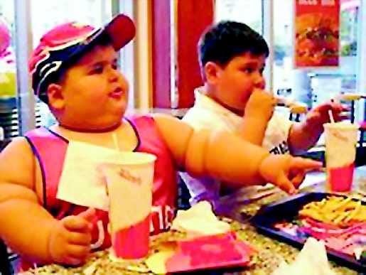 Ruoka maistuu. Italialaisia lapsia hampurilaisaterialla.