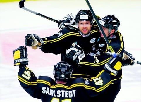 Juhlaa. Kärpät kaatoi avausottelussaan Davosin.