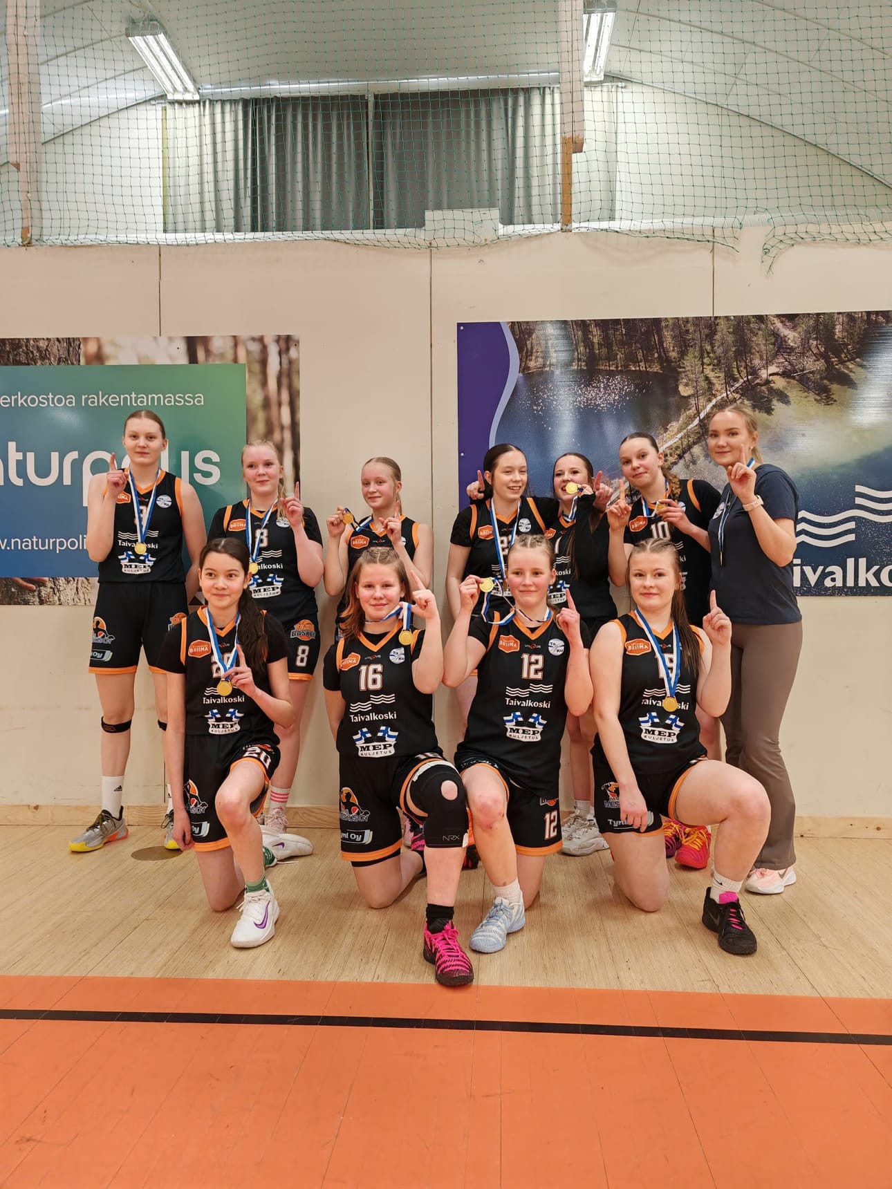 Taivalkosken Kuohun koripalloilijat voittivat 16-vuotiaiden I sarjan Pohjoisen alueen mestaruuden.
