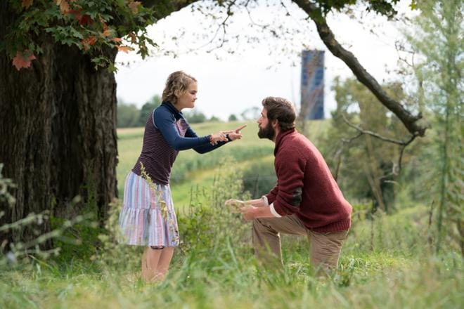 Nuori, oikeastikin kuuro Millicent Simmons tekee puhuttelevan roolin Regan-tyttärenä. Ohjaaja John Krasinski esittää perheen isää.