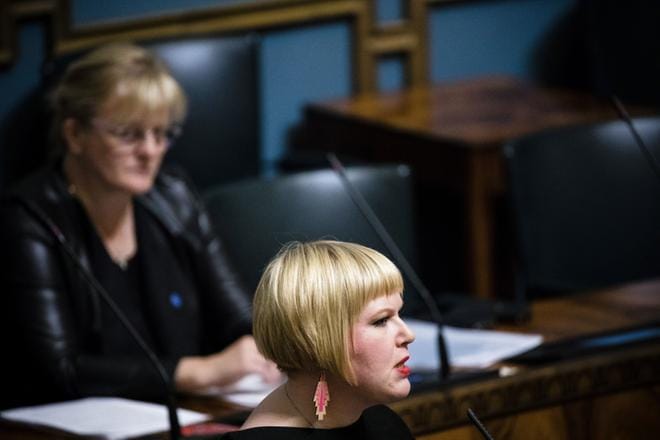 Perhe- ja peruspalveluministeri Annika Saarikko (kesk.) ilmoitti perjantaina pysäyttävänsä perhevapaauudistuksen valmistelun. Valmistelussa on myös ollut mukana sosiaali- ja terveysministeri Pirkko Mattila (sin.) KUVA: Joel Maisalmi