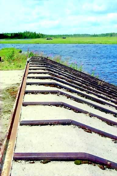 Ei haitaksi. Puutavaran pudotuslaitureita on Iijoen pääuoman varressa muutamia. Viitostien varressa Taivalkosken Turpeisenjärven yläpuolella oleva laituri on jäämässä säilytettävien joukkoon.