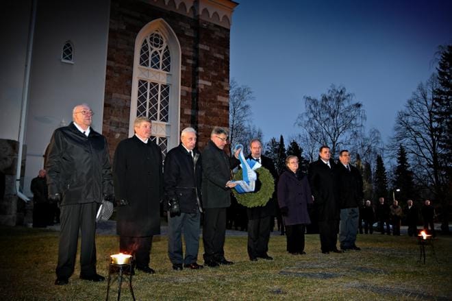 Ylistarossa laskettiin seppele Jääkärimuistomerkille illan hämärtyessä torstaina. Kymmenet juhlavieraat seurasivat tilaisuutta. KUVAT: TOMI KOSONEN