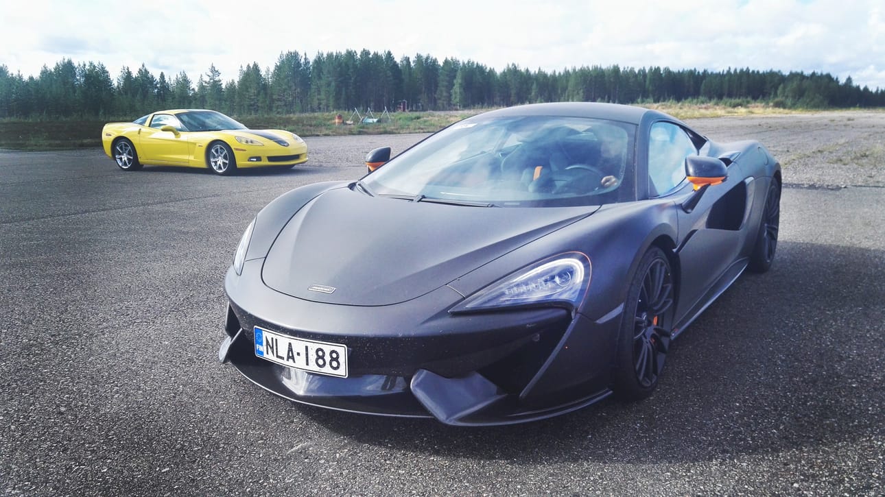Kentällä on nähty todellisia urheiluautoja kuten McLaren ja Corvetteja.