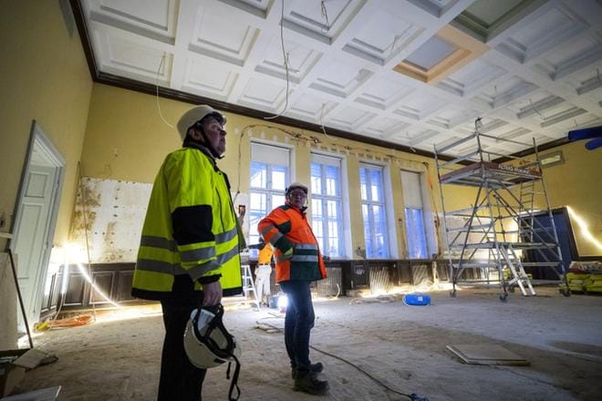 Talotoimen toimitilajohtaja Tapio Ollikainen ja Peab Oy:n vastaava työnjohtaja Kari Antila ihastelevat uudistettua valtuustosalia. Arkkitehdin tehtävä on päättää kattoon sopiva väri kolmesta tarjokkaasta. KUVAT: JARNO PELLINEN