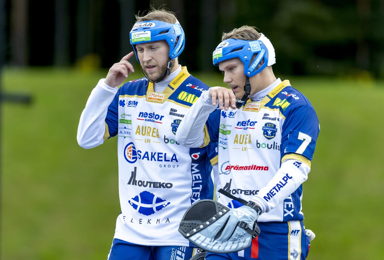 Antti Korhonen (vas.) ja Aappo Savikoski pitivät tuumaustuokion ulkokentllä.