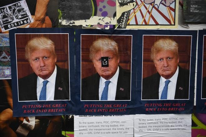 Taiteilija STOT21stcplanB:n työssä nimeltä "Boris Borump" on yhdistetty Yhdysvaltain presidentin Donald Trumpin ja Britannian pääministerin Boris Johnsonin kasvonpiirteet. Juliste on kuvattu itälontoolaisella seinällä. KUVA: NEIL HALL