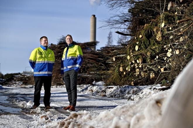 Sevon voimalaitoksen suurimmalla omistajalla Seinäjoen Energia Oy:llä on nyt päätösvalta siihen, kuinka kauan Kyrkösjärven voimalaa käytetään ja mitä muuta laajalla tontilla ruvetaan tekemään, sanovat toimitusjohtaja Vesa Hätilä (oik.) ja lämpöyksikön johtaja Mikko Mursula.KUVA: TOMI KOSONEN