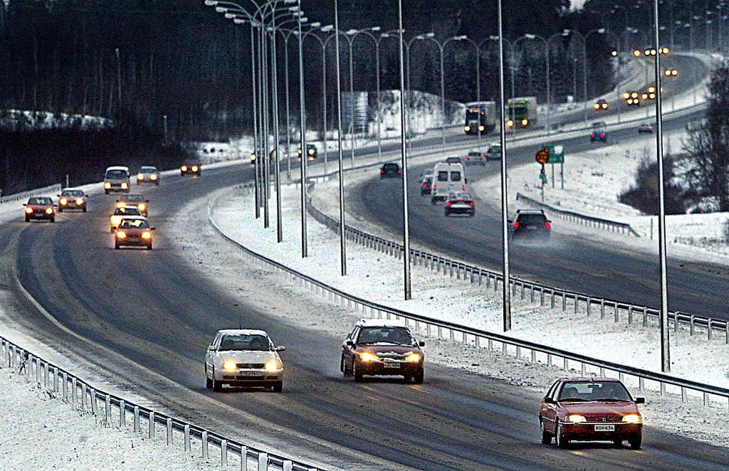 Lunta tulee paikoin runsaasti. Arkistokuva.