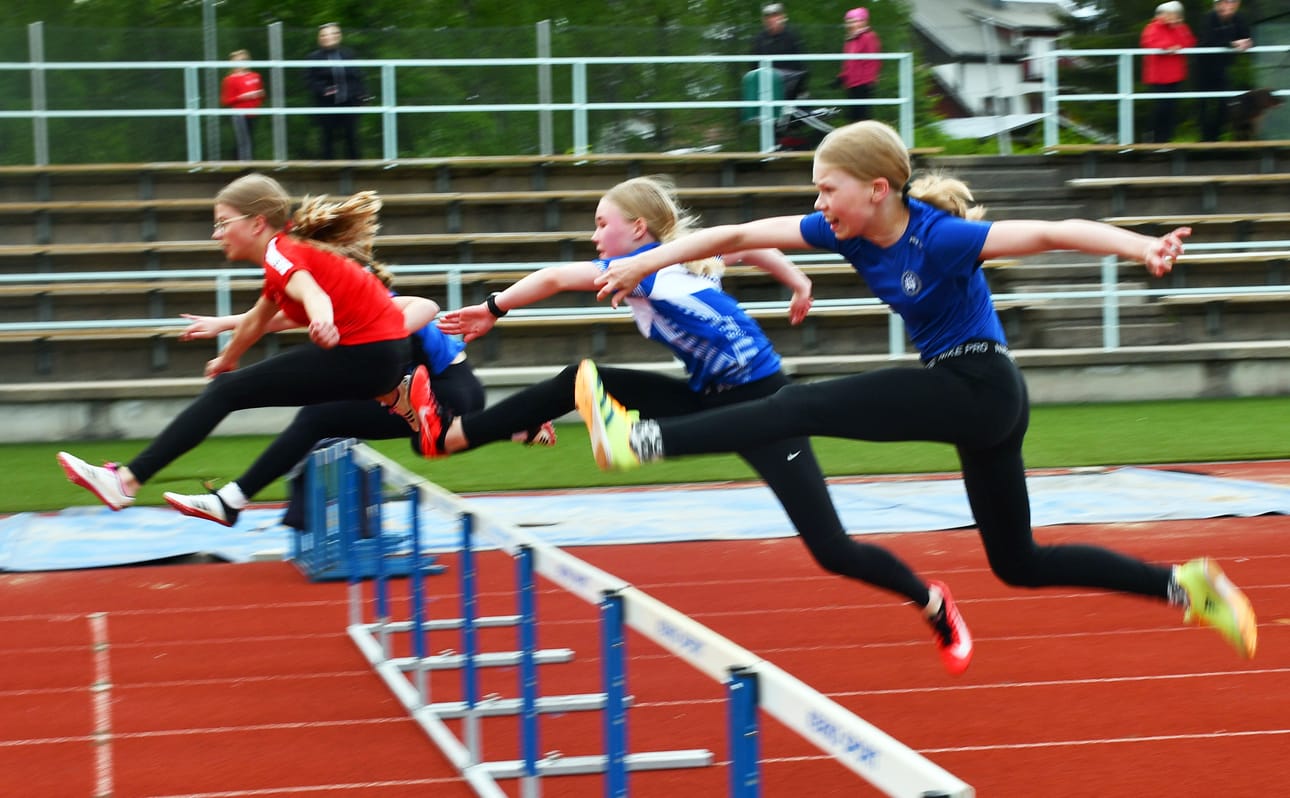 Punapaitainen AU:n Anna Krihvel johti T13-sarjan aitajuoksua rinnalla juosseen sinipaitaisen SSU:n Viivi Mäntymäen kiriessä voittoon ja lähimpänä aitovan ÄU:n Miida Viinikan aitoessa toiseksi.