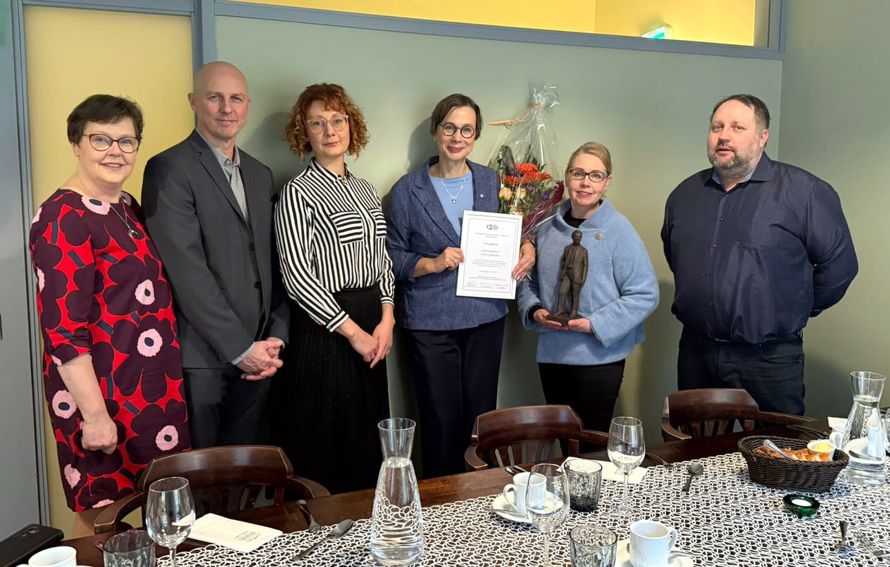 Antti-patsaan vastaanottivat K-kauppiasliiton viestintäpäällikkö Leena Salo ja K-Rauta Järvenpään kauppias Taina Källi. Palkinnon luovuttivat Uutismedian liiton järjestöpäällikkö Ilona Hannikainen (vas.), Paikallislehtien Päätoimittajayhdistyksen puheenjohtaja Ville Mäkinen, Janakkalan Sanomien päätoimittaja Veera Visapää ja Uutismedian liiton paikallislehtijaoston puheenjohtaja Jukka Huikko.
