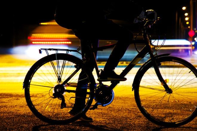 Polkupyörissä on lain mukaan oltava sekä etu- että takavalot kunnossa. Musta maa, tummat pyörät ja tummat vaatteet ovat vaaratilanteihin johtava riskitekijä liikenteessä nyt pimeinä päivinä. KUVAT: JARI E. HAKALA