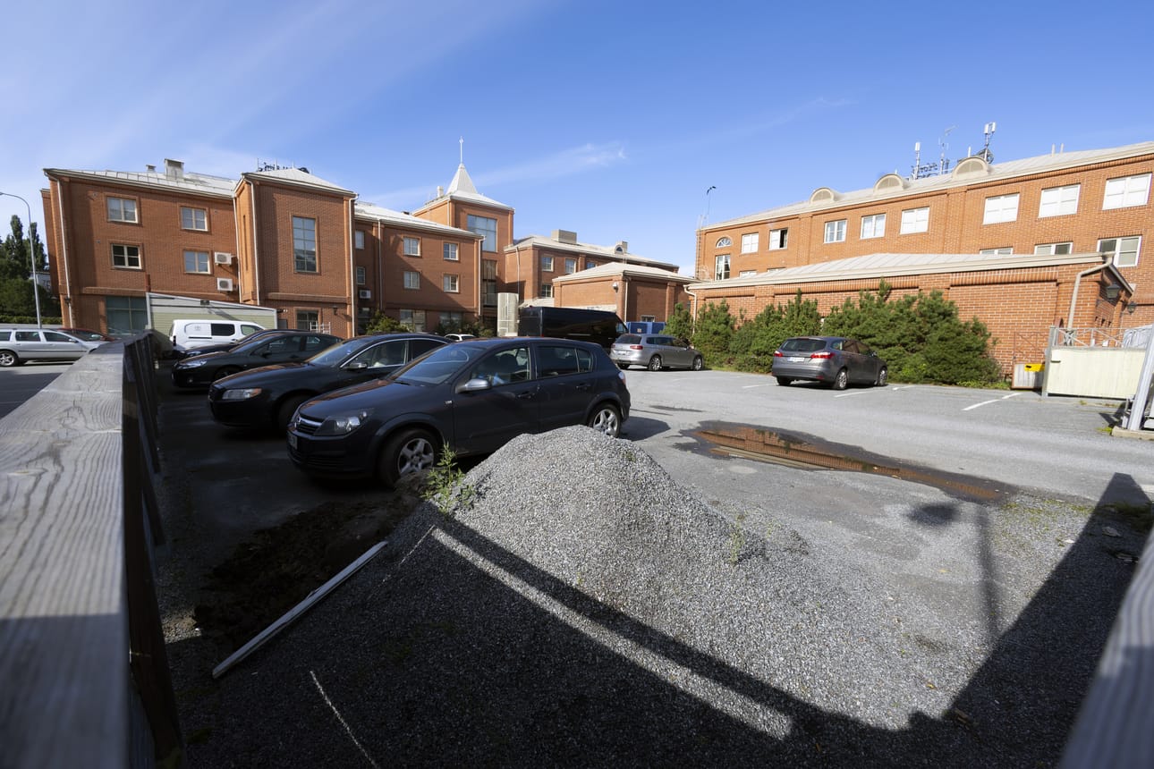 Tälle tontille on tarkoitus tulla uusi rakennus, josta 7,2 miljoonan uimahalli on vain osa.