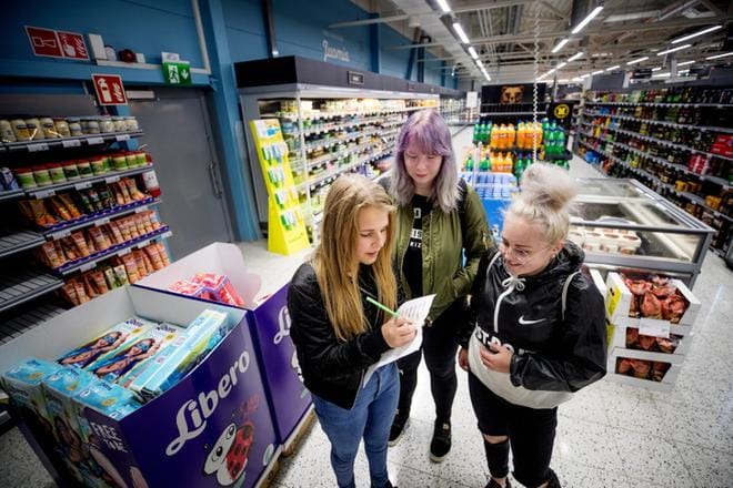 Veera Kotamäki, Tiia Siltala ja Charlotta Palomäki kirjaavat ylös vaippapaketin hintaa. Nuorten mielestä vaipat maksavat paljon. He eivät pidä Suomea kuitenkaan kalliina maana, sillä päivittäistavaroiden laatu on korkeampaa kuin monessa muussa maassa. KUVAT: JAAKKO ELENIUS
