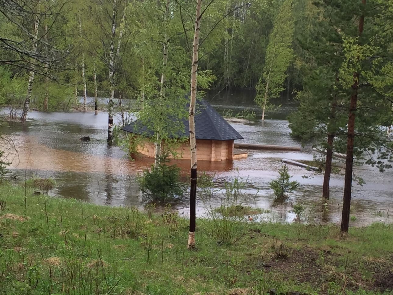 Vesi on noussut Majaputaan laavulle Kemissä.