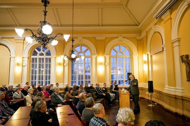 Professori Matti Kuusimäki esitelmöi Vaasa-opiston juhlasalissa jääkäreiden lähdöstä Saksaan ja paluusta Vaasan Vaskiluodon satamaan. KUVA: JAAKKO ELENIUS
