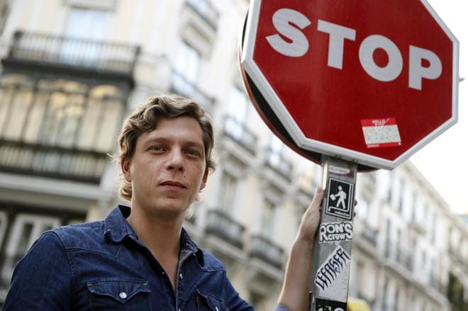 Antoine Leiris tuli tunnetuksi Facebookiin kirjoittamastaan päivityksestä sen jälkeen, kun hänen vaimonsa ja pienen vauvan äiti oli kuollut Pariisin terrori-iskussa vuosi sitten. Kuva: EPA