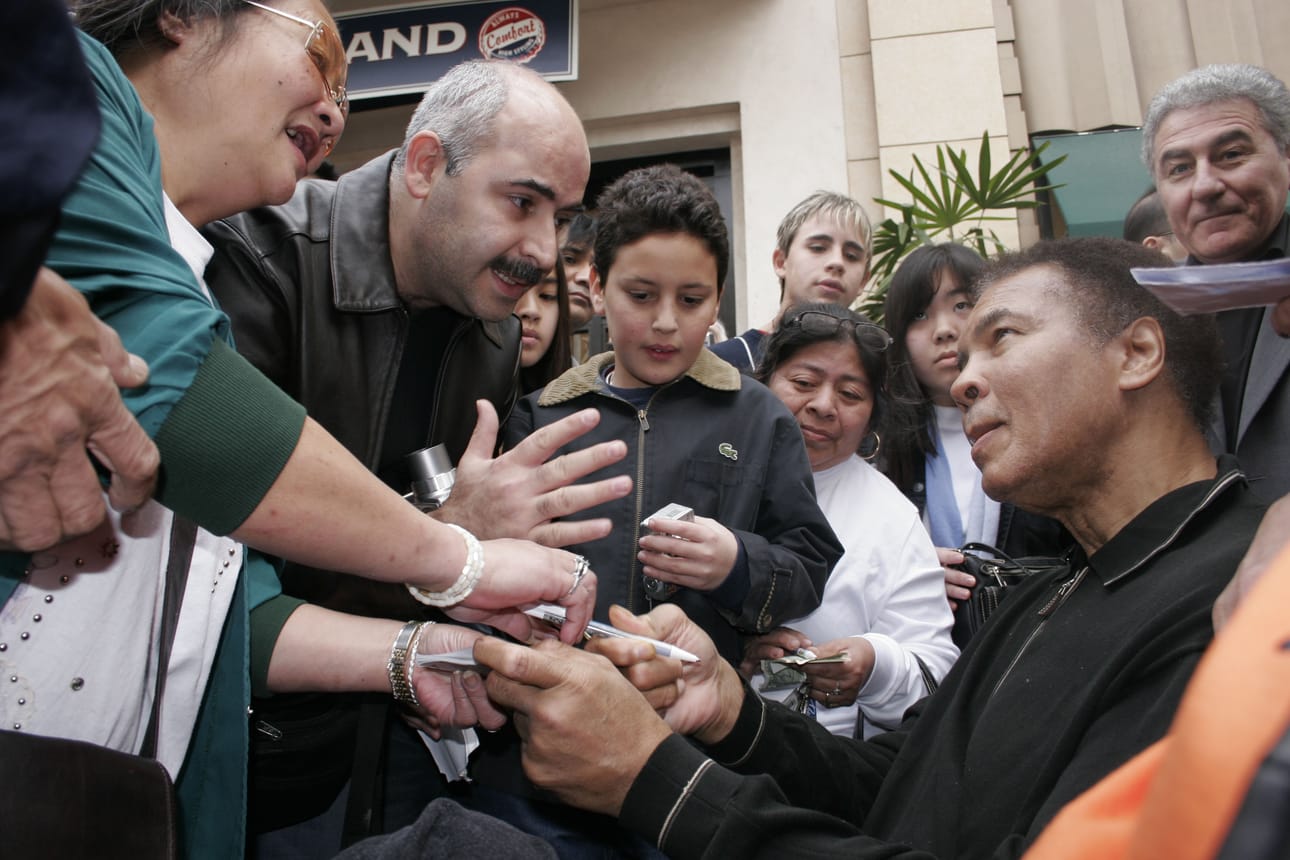 Muhammad Ali tapasi faneja Los Angelesissa joulukuussa 2004.