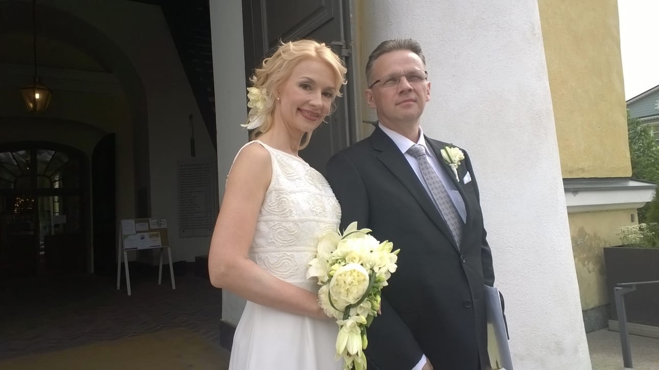 Vastavihityt kansanedustaja Tytti Tuppurainen ja hallintojohtaja Pertti Rauhio Oulun tuomiokirkon portailla.