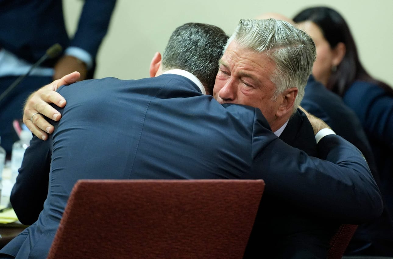 Herkistynyt Alec Baldwin halasi päätöksen julkistamisen jälkeen asianajajansa Alex Spiron kanssa. LEHTIKUVA/AFP
