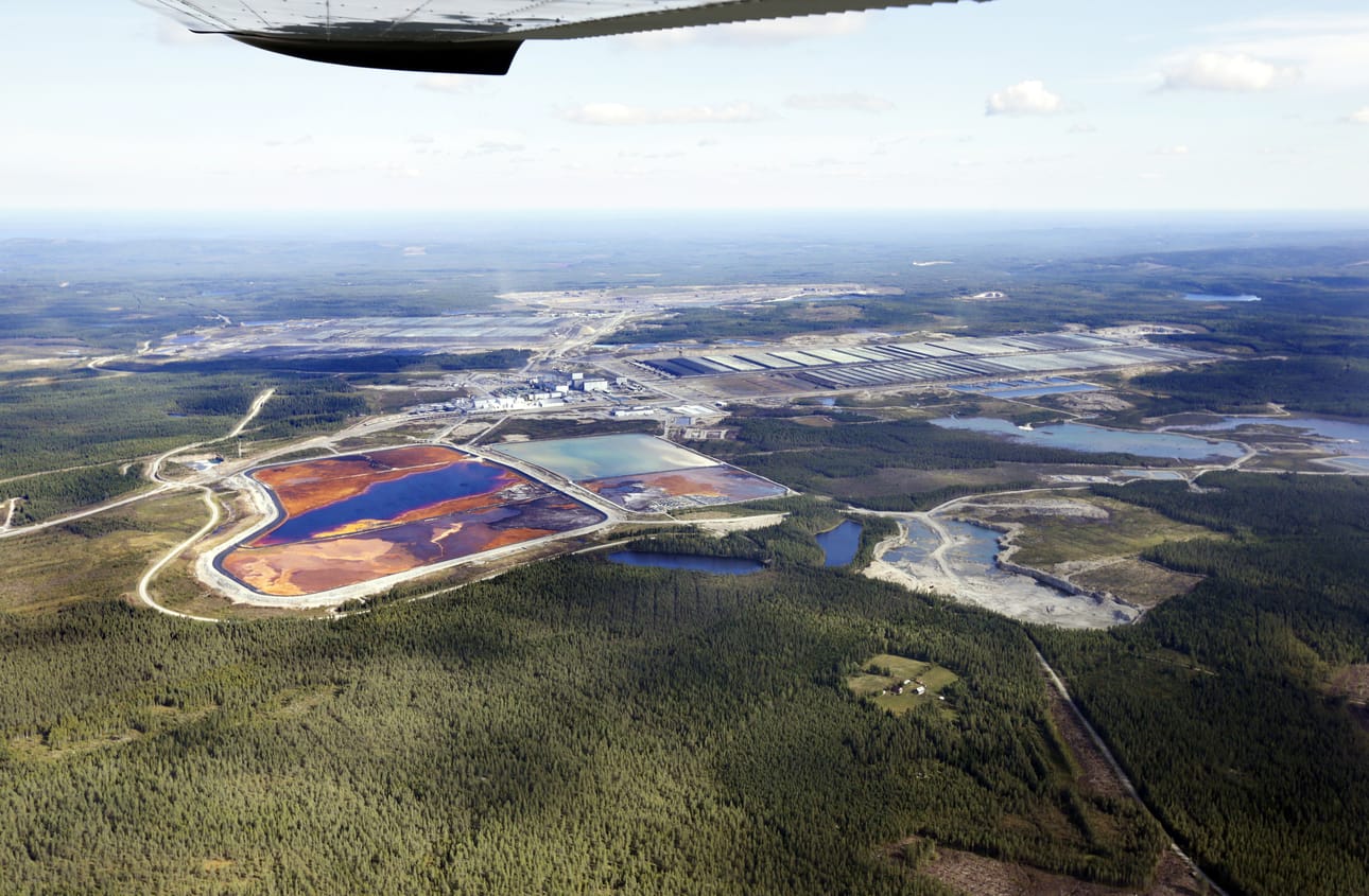 Talvivaaran kaivos. Edessä vasemmalla kipsisakka-altaat,keskellä oikealla primääriliuotus, takana sekundääriliuotus. Arkistokuva.