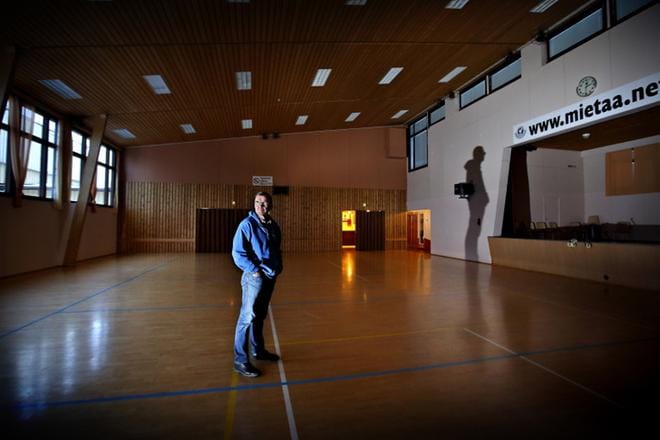 Noin parintuhannen neliön kokoinen Mietaan nuorisoseura on ollut takavuosina maakunnan nuorien suosima tanssipaikka. Tanssitoiminnasta vastaa Kari Ratavaara. KUVA: TOMI KOSONEN