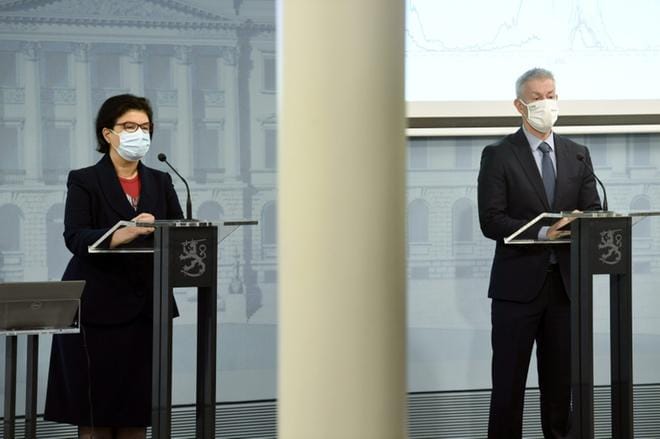 STM:n strategiajohtaja Liisa-Maria Voipio-Pulkki (vas.) ja THL:n ylilääkäri Taneli Puumalainen osallistuvat tänään tilannekatsaukseen ajankohtaisesta koronavirustilanteesta. Kuva: LEHTIKUVA / VESA MOILANEN