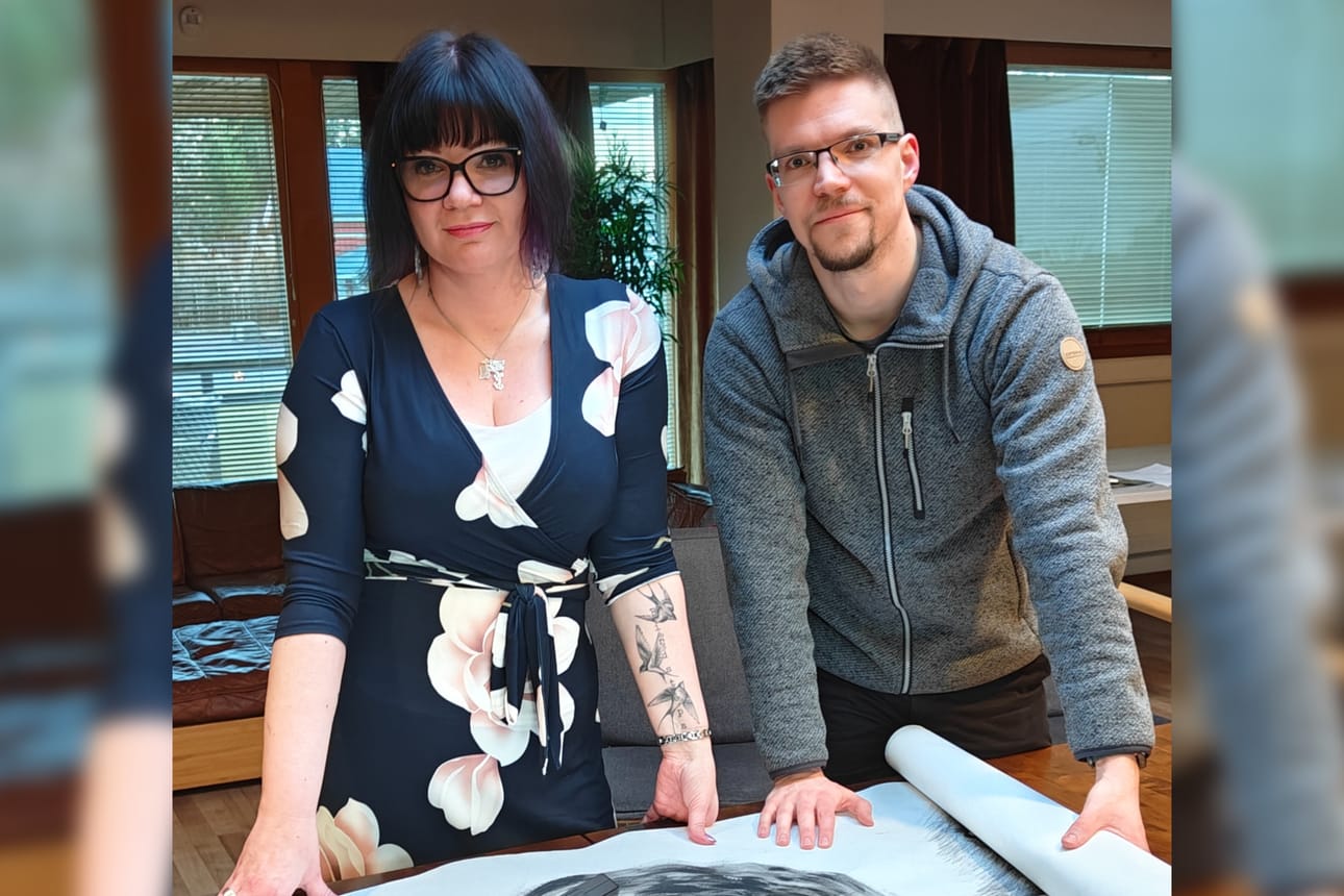 Sini Kirvesmäki ja elokuvan animaattorina toimiva Tomi Salminen suunnittelemassa työvaiheita.