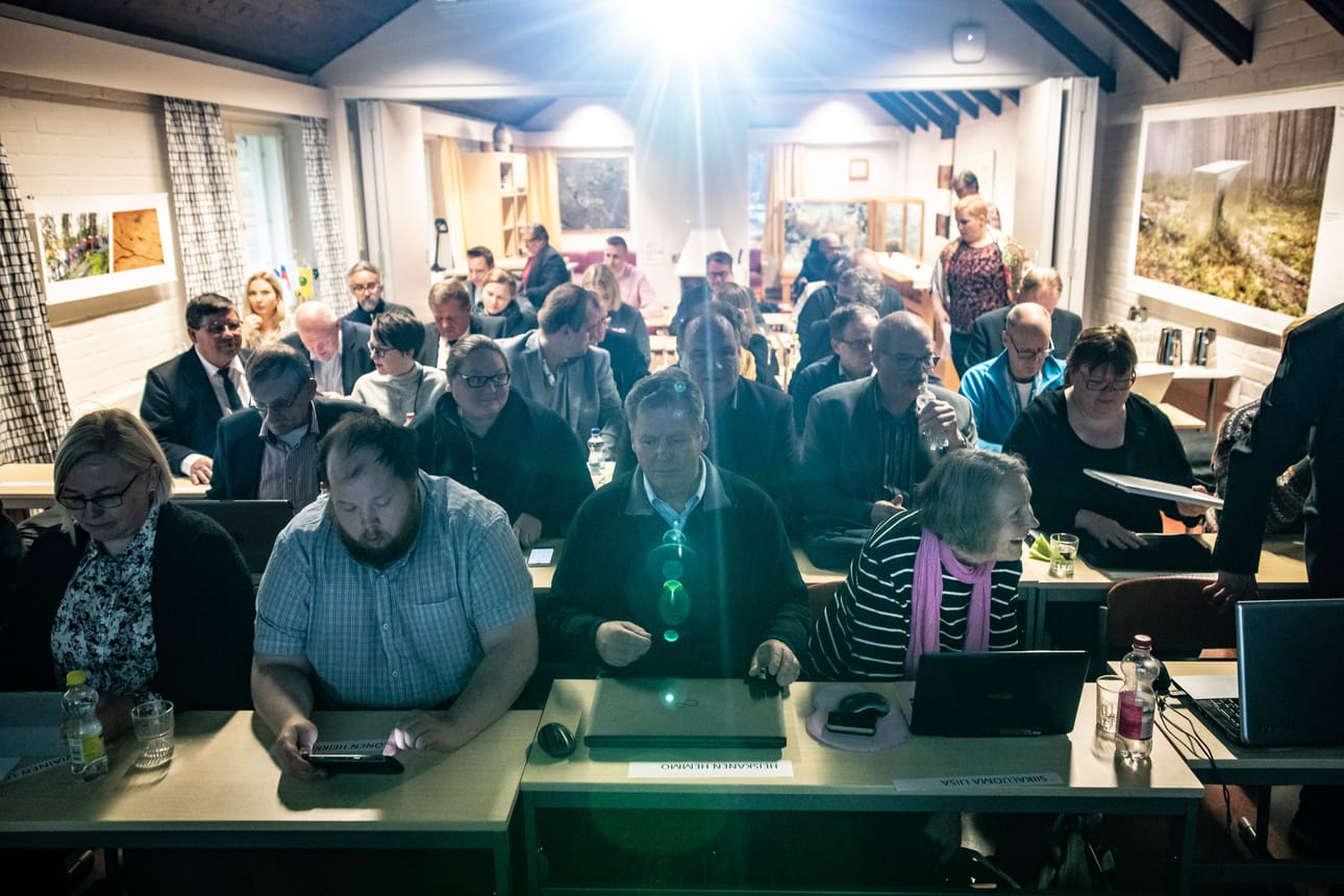 Kuusamon kaupunginvaltuusto hyväksyi puheiden jälkeen työllistämistoiminnan siirron Askeleesta Naturpolikseen