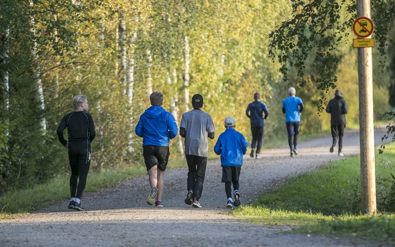 Tällä viikolla vietetään Liikkujan viikkoa. Juoksijoita Hiirosen ulkoreitillä.
