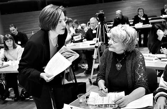 Juttutuokio. Tarja Cronberg ja Heidi Hautala (vas.) keskustelevat Vihreän liiton valtuuskunnan kokouksessa eduskunnan lisärakennuksen auditoriossa lauantaina