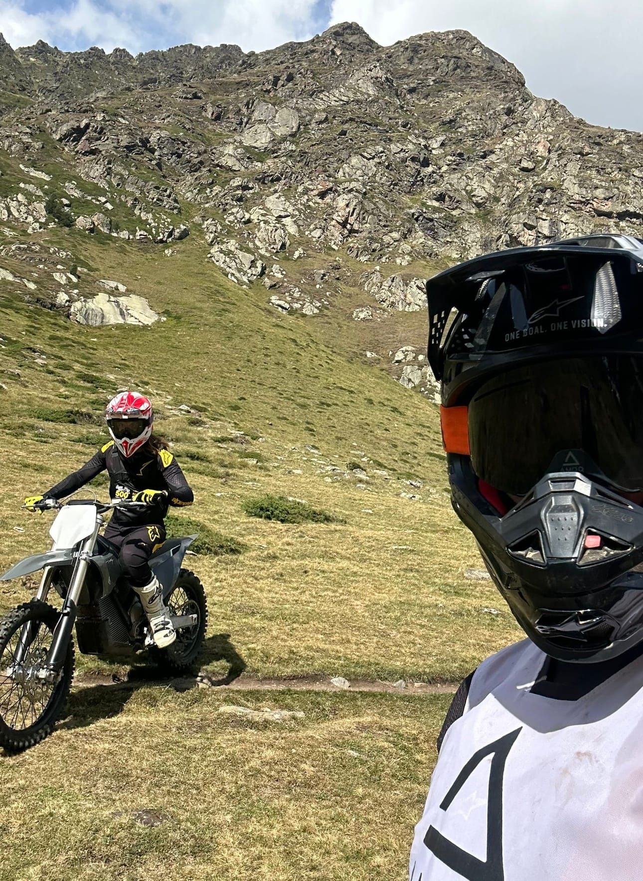 Espanjan Sitgesistä pääsee nopeasti Ranskan puolelle. Kuvassa Dennis Nylund yhtiökumppaninsa Anton Wassin kanssa enduro-lenkillä Etelä-Ranskan hulppeissa maisemissa.