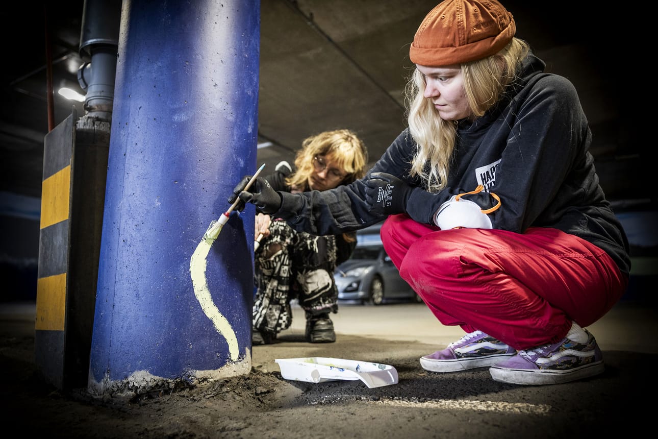 Anni Pehkosen (edessä), Maxine Nivalan ja muiden nuorten Kemijokea käsittelevät katutaideteokset mahdollisti Rovaniemen 3. kaupunginosan asukasyhdistyksen ”Hyvästit harmaudelle”-projekti.