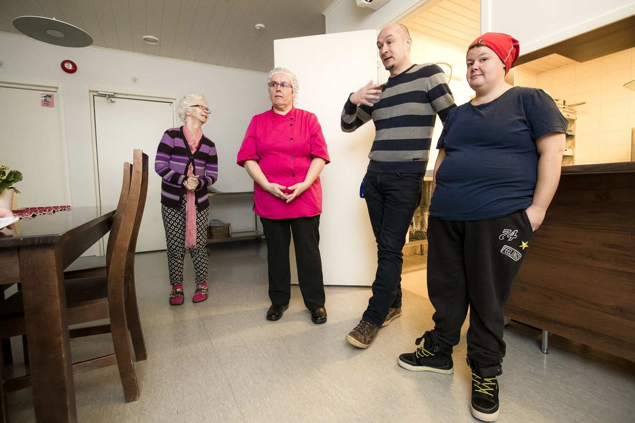 Anita (vas.) ja Sofia (oik.) viihtyvät hyvin Karintuvassa. Kokki Aira Aspegren pitää työtään ja talon väkeä aivan ihanana.