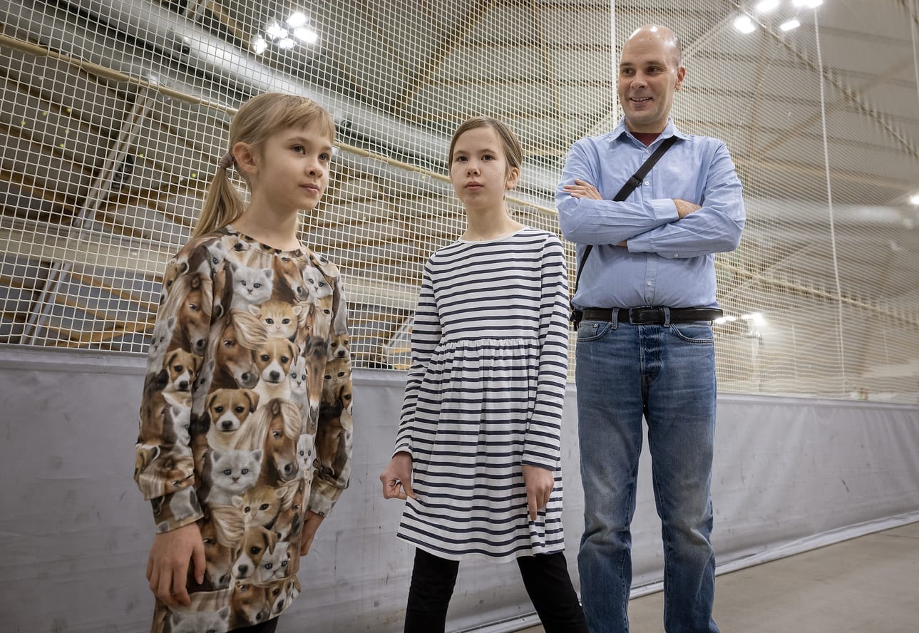 Ville Kankaanpää toi lapsensa Emilian (vas.) ja Anniinan Ouluhallille X-ON-tapahtumaan.
