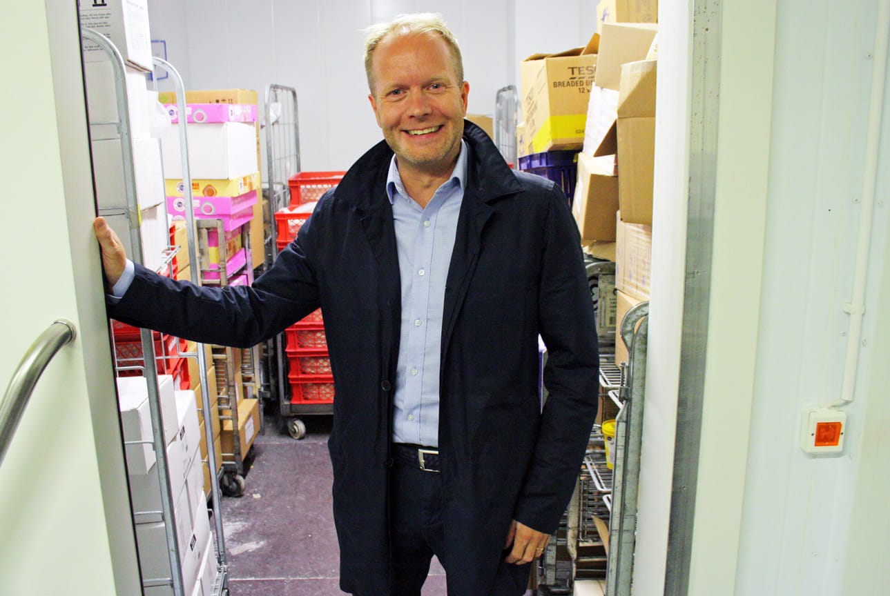 Kylmälaitteet kuluttavat päivittäistavarakaupan sähköstä suuren osan. Toimitusjohtaja Henrik Karvosen takana Posion S-marketin yhdessä pakastehuoneessa on pakkasta noin 20 astetta.