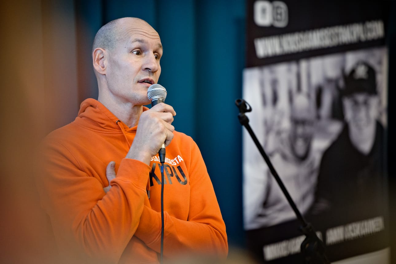 Amin Asikainen ja Mikko Kartano ovat kiertäneet luennoimassa omista koulukiusaamisen kokemuksistaan Kiusaamisesta kipu -nimellä jo vuodesta 2016 lähtien.