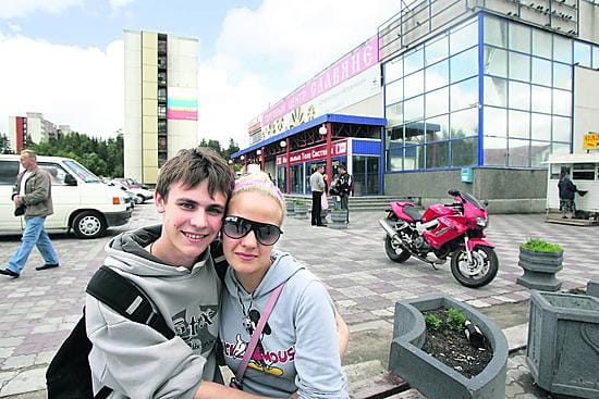 Denis Zaharov ja Margarita Rjazantseva ovat nuoria kostamuslaisia. Margarita opiskelee Vaasassa liiketaloutta ja Denis Pietarin merisotakoulussa. Tulevaisuus ei ehkä ole Kostamuksessa, vaikka kotikaupunki on heidän mielestään ihan mukava.