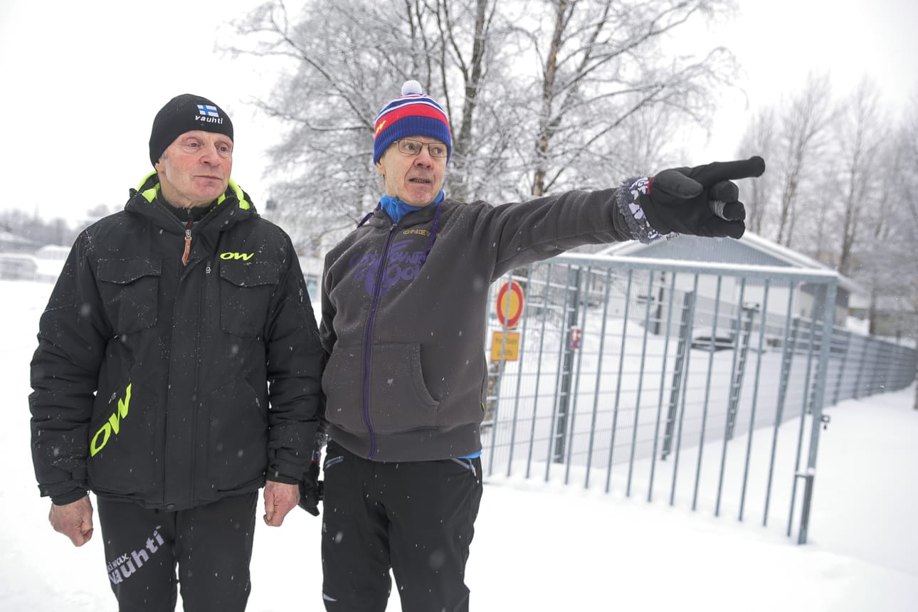 Keijo Lehtinen (vas.) ja Sauli Karjalainen ensi sunnuntaina hiihdettävällä maakuntaviestiradalla, joka kulkee urheilukentän taitse.