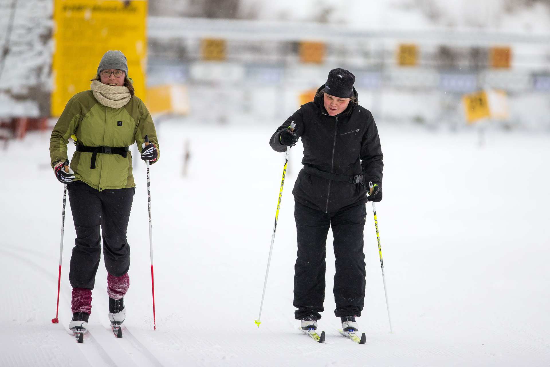 Anna Karjula ja Elina Raappana lähtivät keskiviikkoaamuna ladulle nautiskelemaan uudesta lumesta.