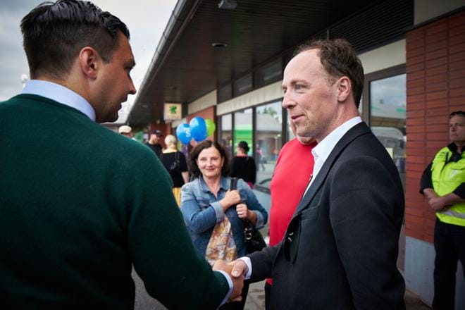 Joakim Strand ja Jussi Halla-aho kättelivät Köpingin markkinoilla viime vuonna. Strandilla on paljon pelissä kuntaliitoksessa. Halla-aho on saanut perussuomalaisten kannatuksen nousemaan, vaikka on Brysselissä. KUVA: SAMPPA TOIVONEN