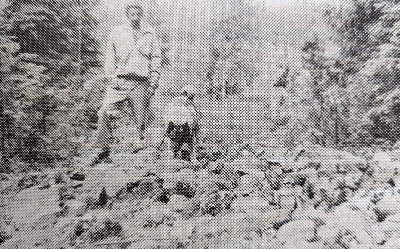 Reijo Havimäki Norjan harmaansa kanssa löysivät muinaisen hiidenkiukaan.
